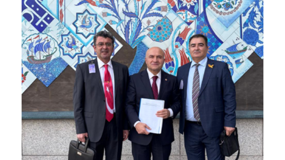 İyi parti milletvekili ve Grup Başkan Vekili sayın Erhan Usta ile de memur emeklileri ve Astsubay sorunlarını ayaküstü konuştuk ve Yalçın Tunçbilek’in hazırlamış olduğu kanun teklifini sunduk.